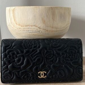 Very Rare Lambskin Camellia 5 Embossed Wallet